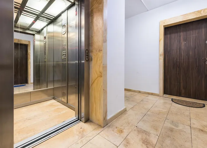 아파트 Unique With Pool And Sauna