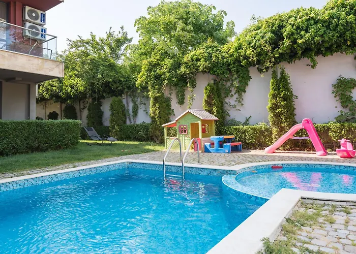 아파트 Unique With Pool And Sauna 바르나